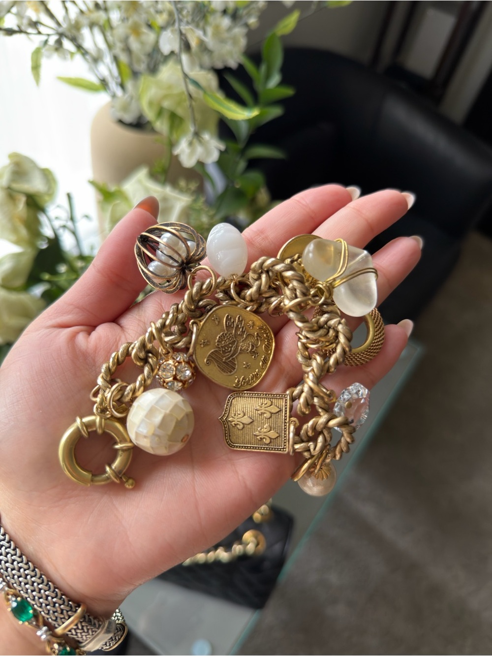John wind Vinatge goldtone chunky charms bracelet 7.5”